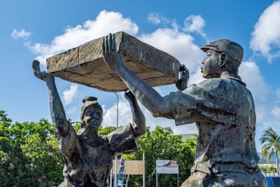  Working salt pickers men statue