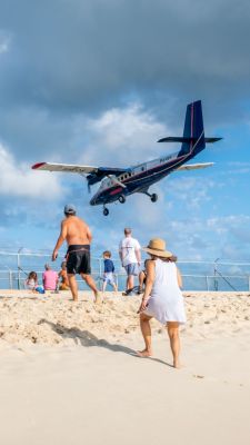 Small plane langing over Maho beach